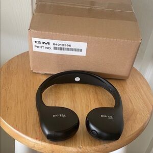 Digital Audio Black Headphones GM SUV PART # 84012996 never used